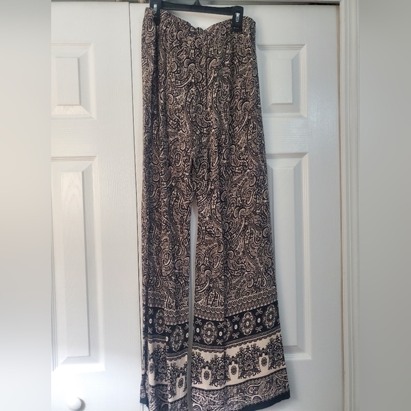 Black and Cream Flare Palazzo Style Pants. Super cute and easy to style! - Picture 2 of 2